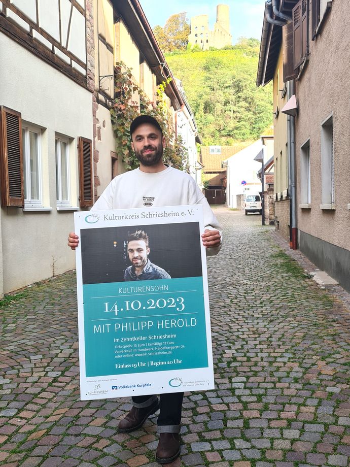 Philipp Herold mit Plakat