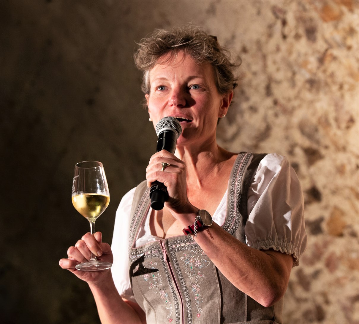 Astrid Spies, Winzergenossenschaft, führt durch die Weinprobe