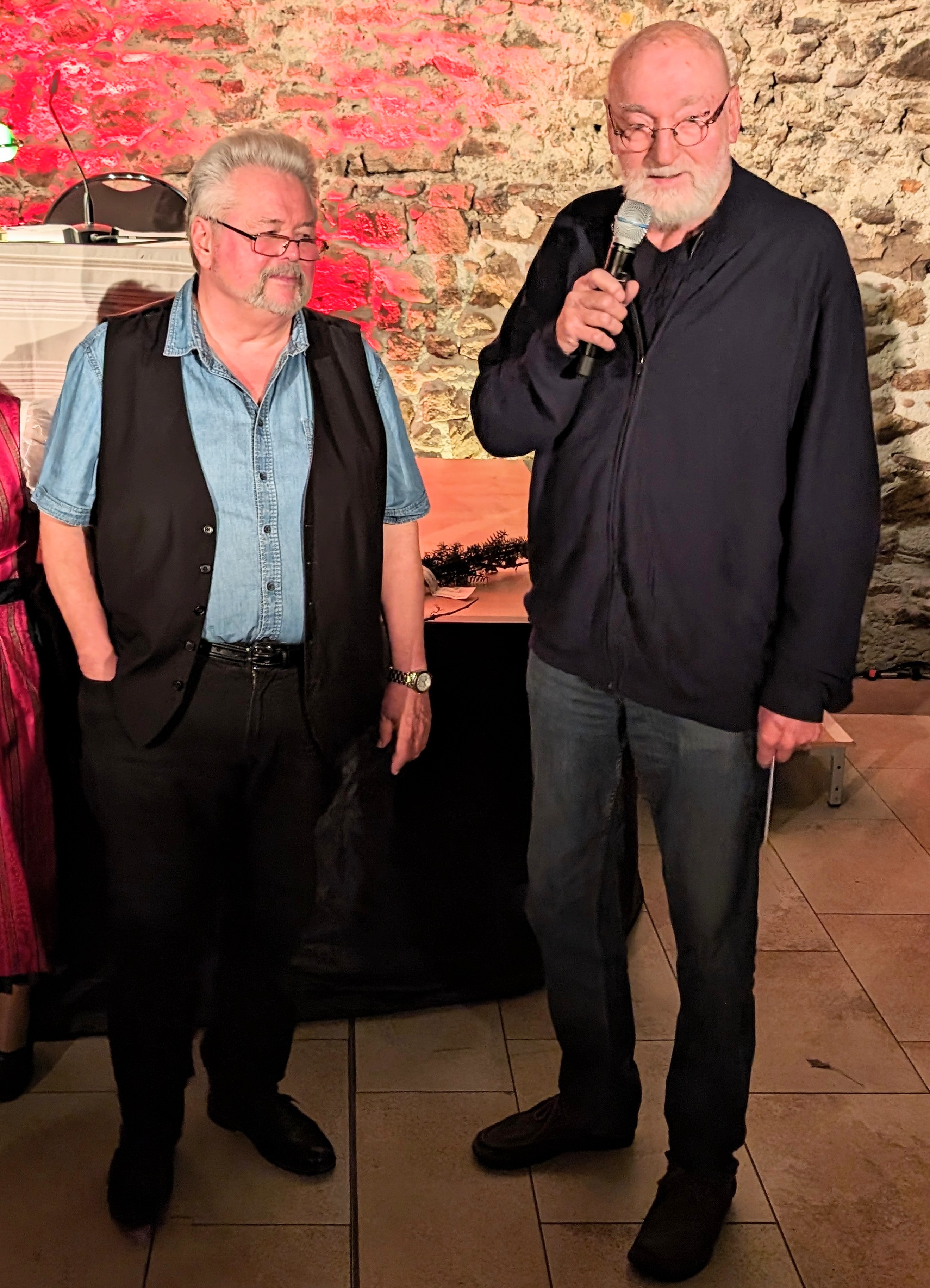 Jochen Wähling, 2. Vorsitzender des KKS, dankt Peter Nassauer für 20 Jahre heiter-literarische Weinproben
