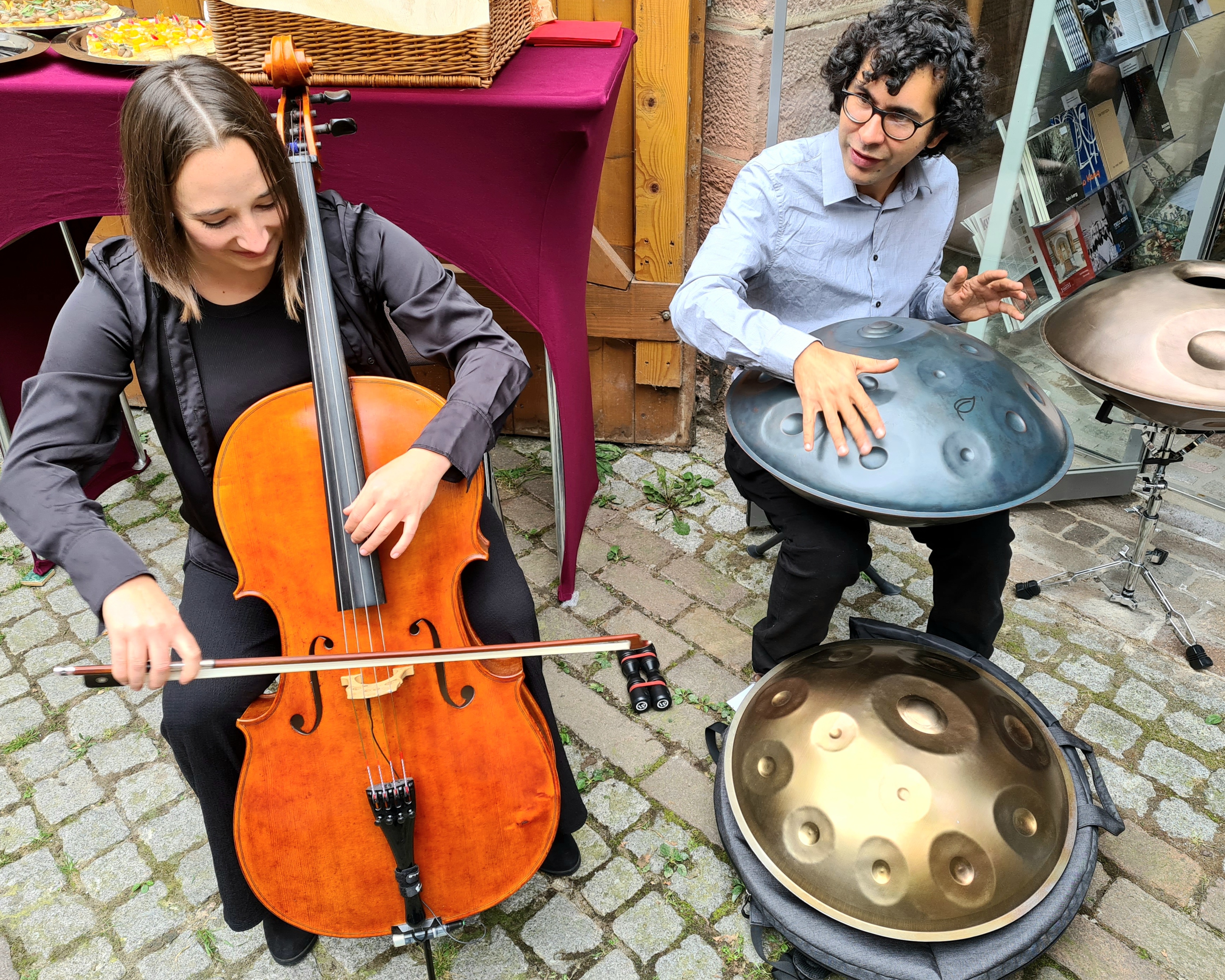 Vernissage: Musik von Emajamaa, Cello + Handpan